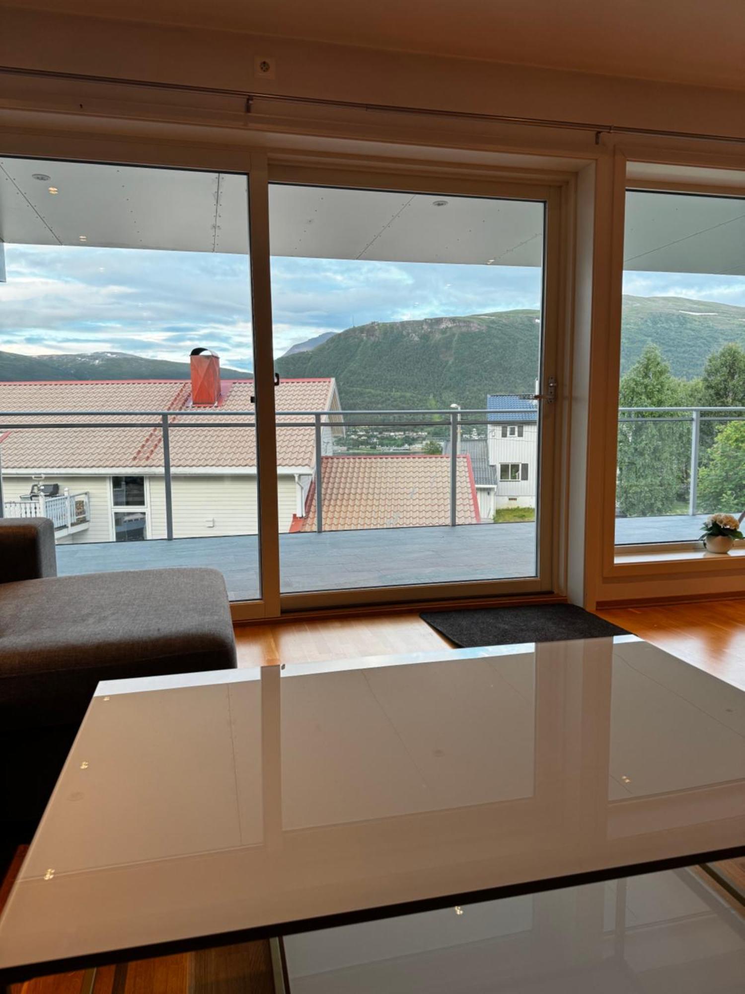 Sentral Leilighet Med Fantastisk Utsikt Tromsø Zewnętrze zdjęcie